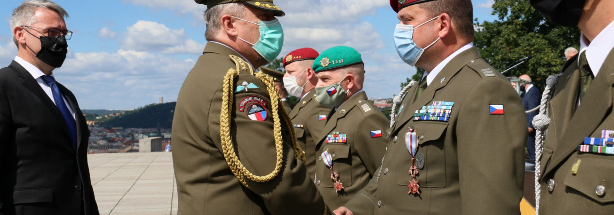prap._petr_nemec_pri_prebirani_medaile_foto_olga_haladova.jpg