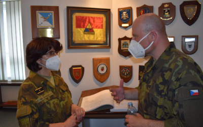 brigadni_generalka_smerdova_s_vrchnim_praporcikem_velitelstvi_teritoria.jpg