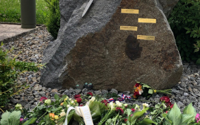 kladeni_vencu_u_pomniku_padlych_vojaku_1.jpg