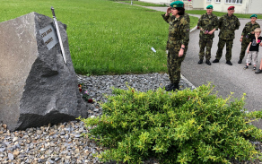 kladeni_vencu_u_pomniku_padlych_vojaku_2.jpg