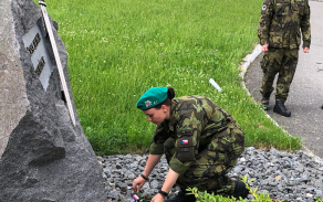 kladeni_vencu_u_pomniku_padlych_vojaku_3.jpg