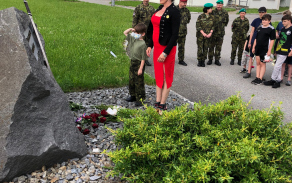 kladeni_vencu_u_pomniku_padlych_vojaku_4.jpg