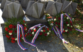 pamatnik_s_polozenymi_kyticemi.jpg
