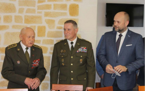 Společná fotka plk. Ihnatík, plk. Hrabec a primátor města Havířova Josef Belica