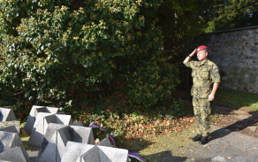 plukovnik_genser_vzdava_poctu_padlym_valecnym_veteranum.jpg