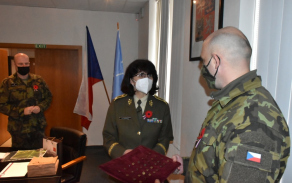 predani_odznacku_vfs_prislusnikum_42._mpr.jpg