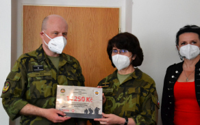 prevzeti_seku_do_vojenskeho_fondu_solidarity_od_prislusniku_velitelstvi_teritoria_a_firmy_acg_foto_m._pospisilova.jpg