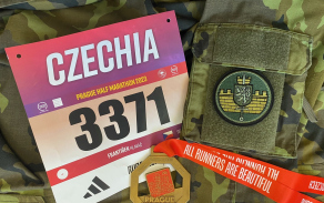 pulmaraton_praha_medaile_a_insignie.jpg