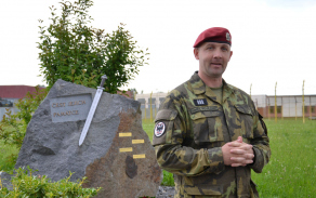 vrchni_praporcik_42._mechanizovaneho_praporu_vysvetluje_detem_smysl_pomniku_foto_m._pospisilova.jpg
